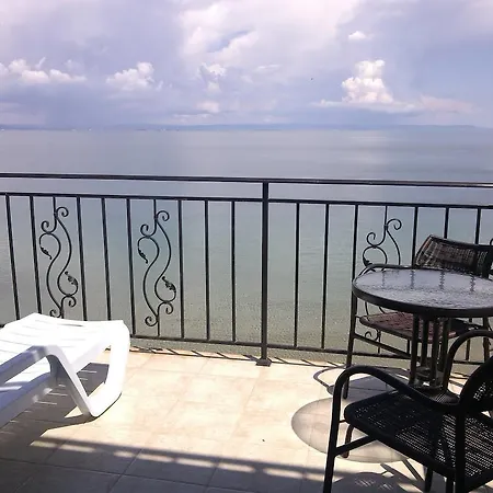 Guest house Lazuren Bryag 2 2*