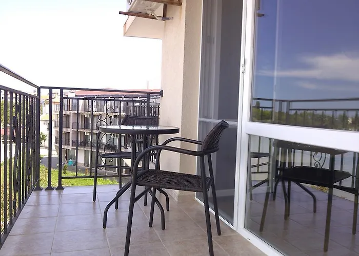 Πανσιόν Lazuren Bryag 2 2*