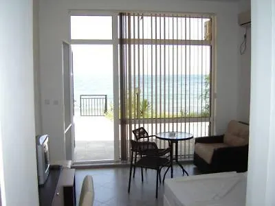 Guest house Lazuren Bryag 2