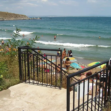 Guest house Lazuren Bryag 2