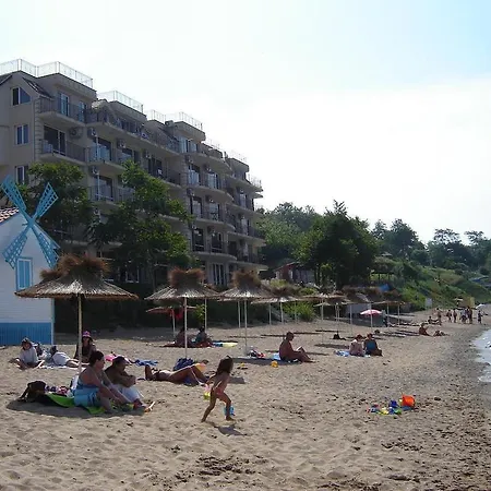 Guest house Lazuren Bryag 2 2*