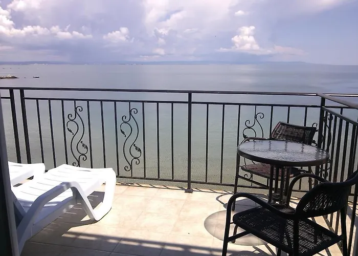 Гостевой дом Lazuren Bryag 2 2*